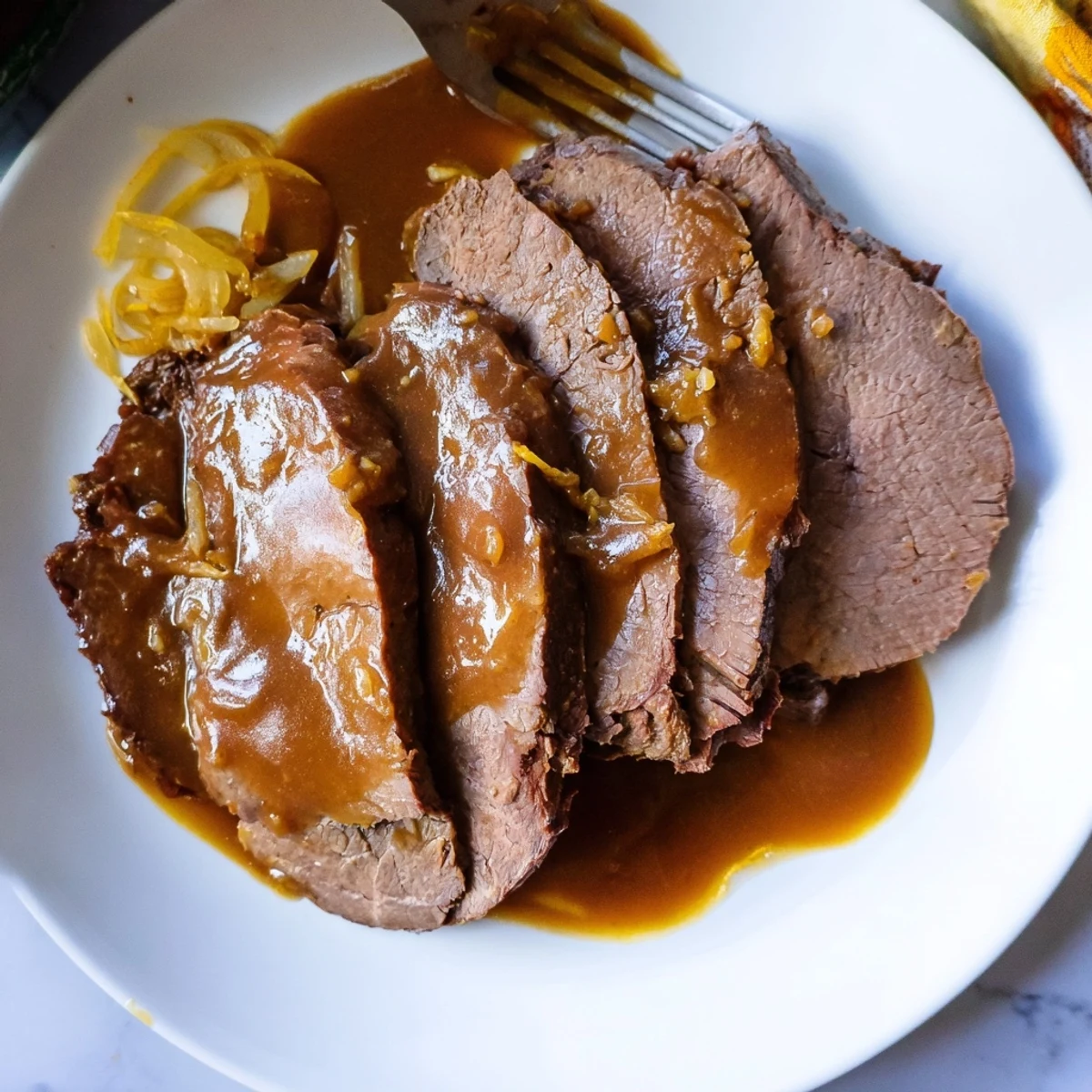 Schneller Easy Sauerbraten mit einer würzigen Soße, ideal für Familienessen.