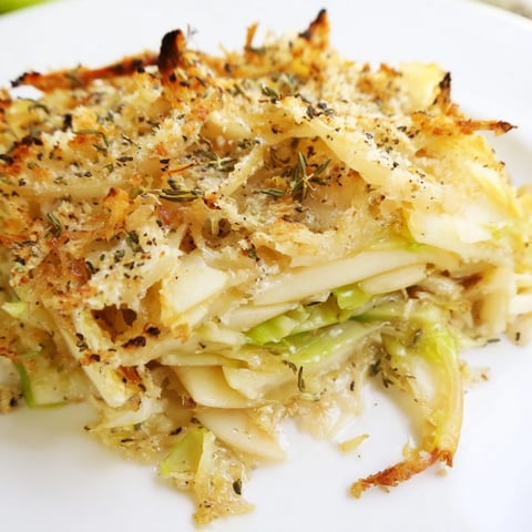 Karamellisierte Äpfel und zarte Kohlblätter in einem herzhaften Auflauf.